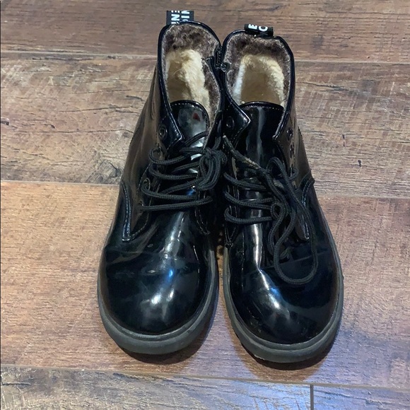 Little Girls Patten Leather look boots - Picture 1 of 3